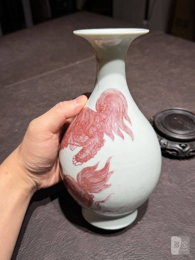 清道光 釉里红太狮少狮玉壶春瓶（配木座、老盒） - 图10